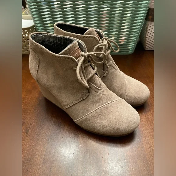 Toms Desert Wedge Lace Up Suede Booties - Picture 3 of 9
